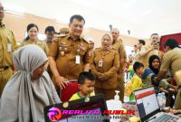 Gubenur Jateng bersama warga Kelurahan Krobokan (Foto: Fery Eka Realita Publik)
