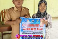 Penyaluran Bantuan Langsung Tunai Dana Desa (BLT-DD) Pemerintah Way Sido (foto: Rody Sandra Realita Publik)