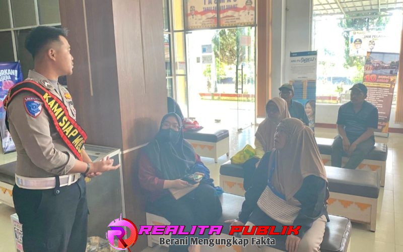 Petugas Samsat beri pelayanan kepada masyarakat yang datang untuk membayar pajak kendaraan (foto: Rody Sandra Realita Publik)