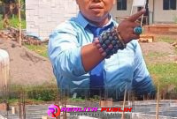 Wagub LIRA Jatim, Ayi Suhaya berada di lokasi proyek SPPG BGN Kelurahan Sebani (foto coloase: Saichu Realita Publik)