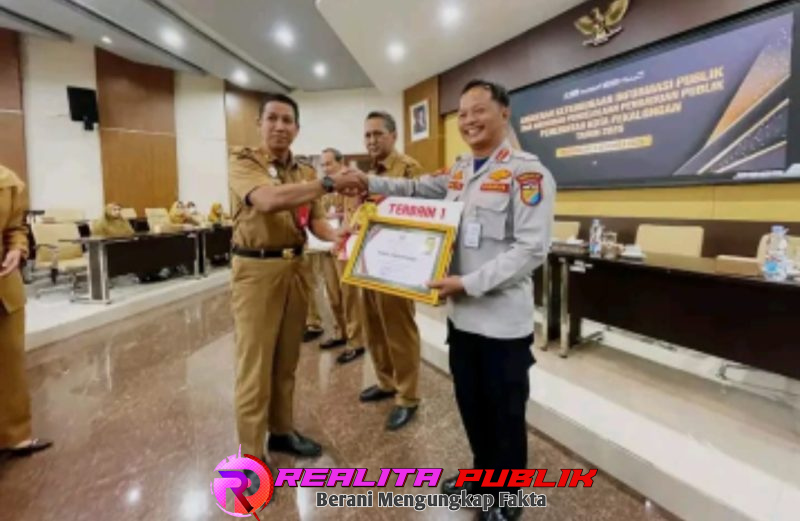 Dishub Kota Pekalongan terima penghargaan OPD terbaik (foto: Wildan Realita Publik)