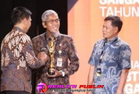 Wakil Menteri Dalam Negeri, Akhmad Wiyagus, kepada Sekretaris Daerah (Sekda) Provinsi Jawa Tengah, Sumarno (foto: Rody Sandra Realita Publik)