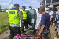 Polisi Gercep sidak lokasi mobil box yang terguling (foto: Fery Eka Realita Publik)