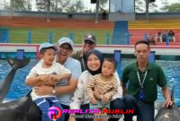 Bupati Batang, M Faiz Kurniawan bersama keluarga saat kinjungi Safari Beach Batang Jawa Tengah (foto: Fery Eka Realita Publik)