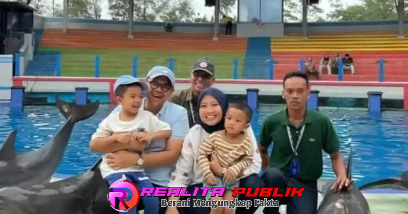 Bupati Batang, M Faiz Kurniawan bersama keluarga saat kinjungi Safari Beach Batang Jawa Tengah (foto: Fery Eka Realita Publik)