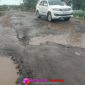 Kondisi jalan provinsi di Tiyuh Daya Sakti yang mengalami kerusakan parah dan dipenuhi lubang membahayakan. (Foto: Rody Sandra/realita publik id)