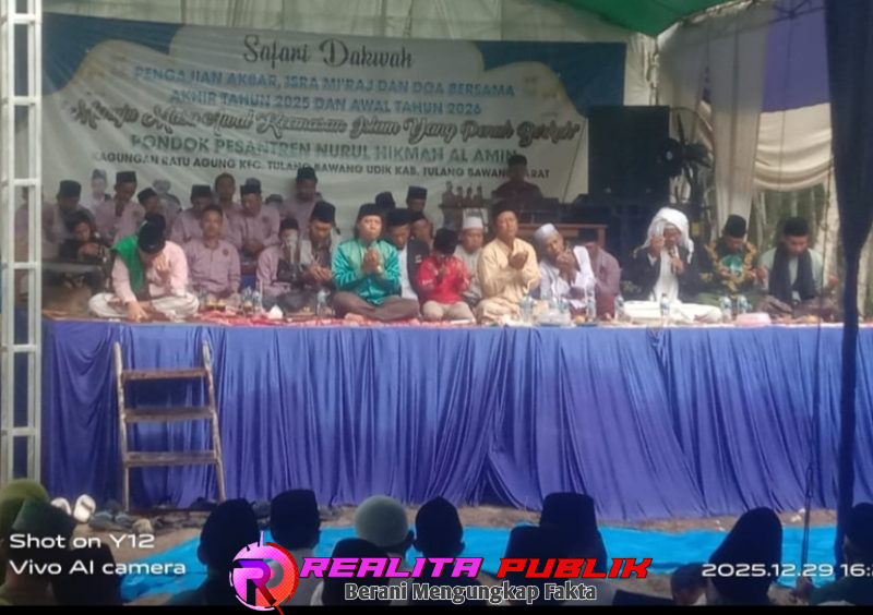 Suasana penuh khidmat di Ponpes Nurul Hikmah Al Amin dalam acara Safari Dakwah dan Doa Bersama Akhir Tahun. (Foto: Rody Sandra/realita publik)