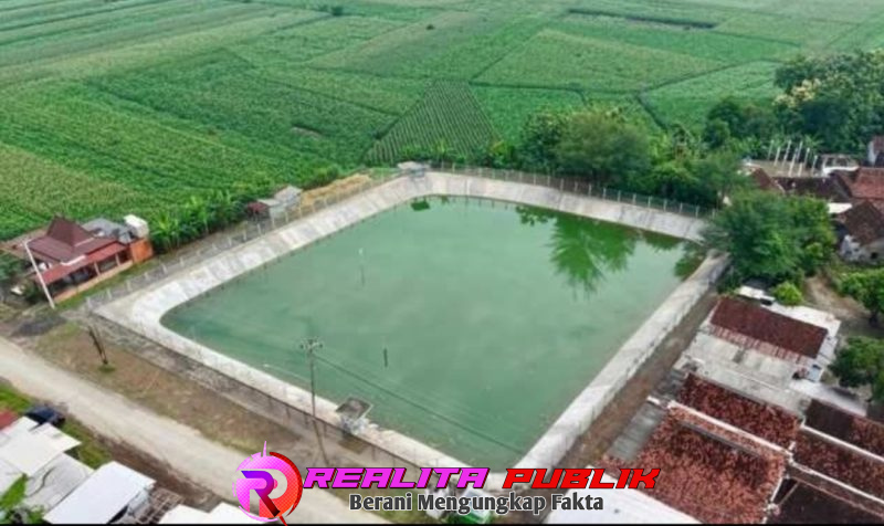 Tanggul Sungai Bremi–Meduri yang rampung dibangun Pemprov Jateng kini menjadi benteng utama pelindung pemukiman warga dari banjir rob. (Foto: Feri Eka S/realita publik)