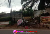Kondisi papan reklame yang roboh dan menjuntai setelah ditabrak mobil di Jalan Alamsyah, Lampung Utara. (Foto: Rody Sandra/realita publik)