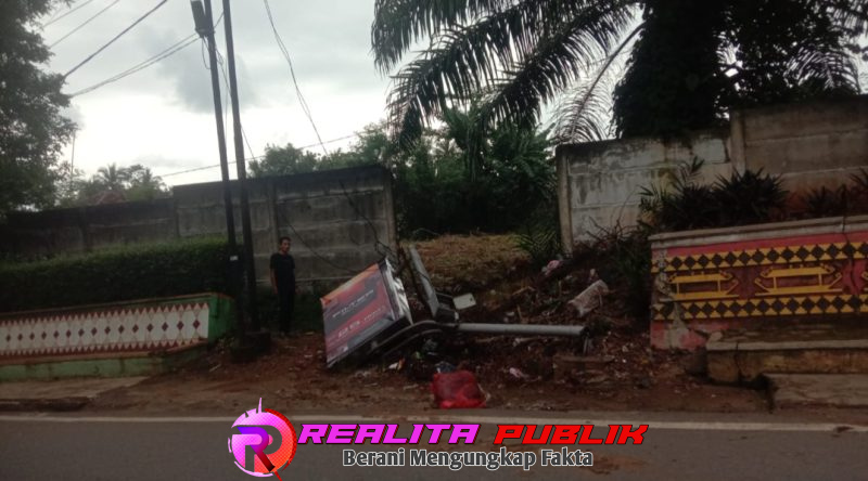 Kondisi papan reklame yang roboh dan menjuntai setelah ditabrak mobil di Jalan Alamsyah, Lampung Utara. (Foto: Rody Sandra/realita publik)