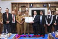 Bupati Lampung Utara Hamartoni Ahadis didampingi jajaran Kabag Hukum saat melakukan audiensi dan penandatanganan MoU bersama para penasihat hukum (Foto: Rody Sandra/realita publik)