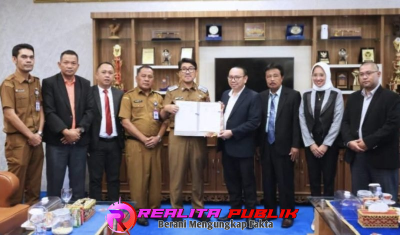 Bupati Lampung Utara Hamartoni Ahadis didampingi jajaran Kabag Hukum saat melakukan audiensi dan penandatanganan MoU bersama para penasihat hukum (Foto: Rody Sandra/realita publik)
