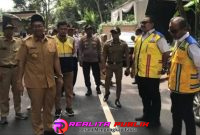 Bupati Batang, M. Faiz Kurniawan, bersama Staf Khusus Menteri PU, Mukhamad Oki Isnaini, meninjau langsung lokasi