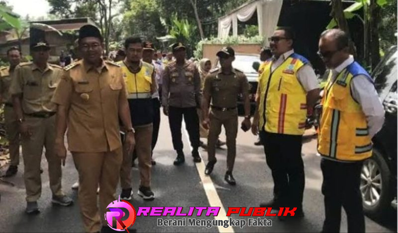 Bupati Batang, M. Faiz Kurniawan, bersama Staf Khusus Menteri PU, Mukhamad Oki Isnaini, meninjau langsung lokasi