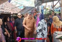 Bupati Rusdy Sutejo didampingi Ayo Suhaya bersama para pedagang pasar Gondanglegi (foto: Chu Realita Publik)