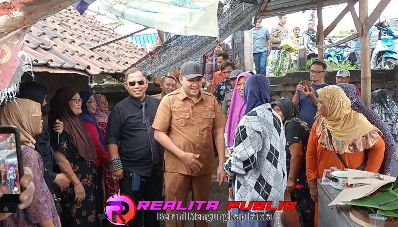 Bupati Rusdy Sutejo didampingi Ayo Suhaya bersama para pedagang pasar Gondanglegi (foto: Chu Realita Publik)