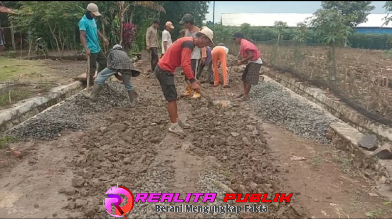 Kondisi pengerjaan jalan Lapen di Desa Mekar Asri, Kecamatan Sungkai Tengah, yang tidak dilengkapi papan informasi proyek. (Foto: Rody Sandra/realita publik)