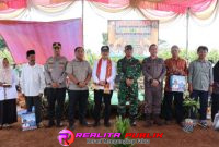 Bupati Lampung Utara Dr. Ir. Hamartoni Ahadis saat melakukan panen raya jagung bersama Forkopimda di Desa Gilih (Foto: Dok. Kominfo/realita publik)