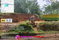 ekskavator mengeruk tebing tanah yang dimuat ke armada truk pengangkut. (Dok. Tim Realita Publik)