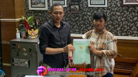 Serah terima kunci dan sertifikat rumah oleh Haris Al-Hisyam dari PT Anugrah Rizqy Al-Hisyam kepada salah satu user Grand Mutiara Kedungrejo. (Photo: Andy Billy/realitapublik.id)