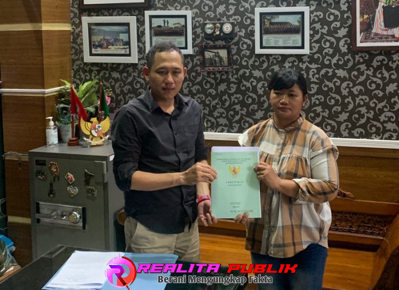 Serah terima kunci dan sertifikat rumah oleh Haris Al-Hisyam dari PT Anugrah Rizqy Al-Hisyam kepada salah satu user Grand Mutiara Kedungrejo. (Photo: Andy Billy/realitapublik.id)