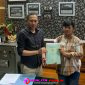 Serah terima kunci dan sertifikat rumah oleh Haris Al-Hisyam dari PT Anugrah Rizqy Al-Hisyam kepada salah satu user Grand Mutiara Kedungrejo. (Photo: Andy Billy/realitapublik.id)