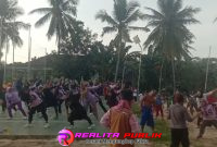 Warga dan mahasiswa KKN senam sehat bersama di lapangan Tiyuh Kartaraya (foto: Rody Sandra Realita Publik)