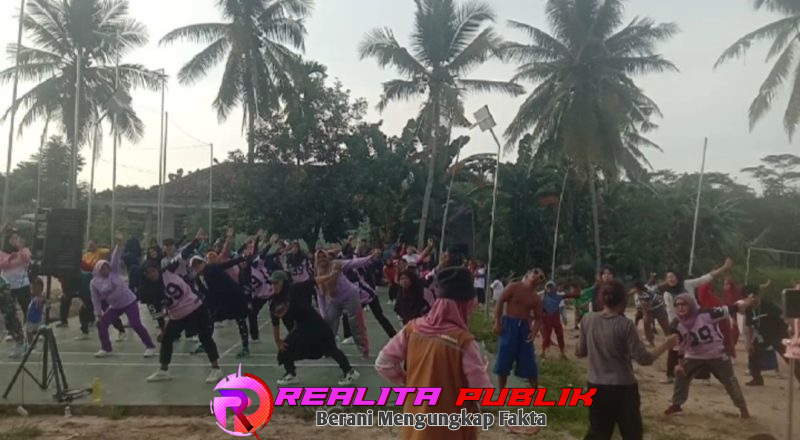Warga dan mahasiswa KKN senam sehat bersama di lapangan Tiyuh Kartaraya (foto: Rody Sandra Realita Publik)