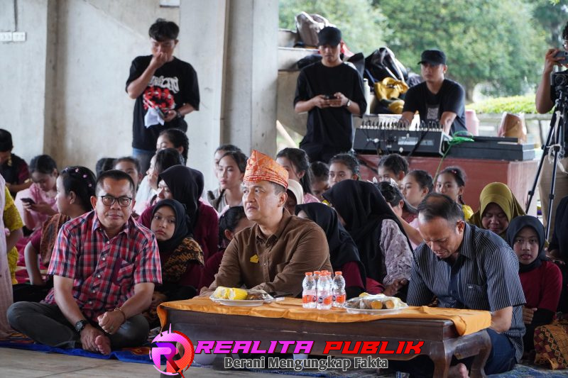 Kepala Disporapar Tubaba, Alma Rostow Guna, S.E., M.M., (mengenakan peci warna oranye) saat kegiatan Kolektif Seni Tubaba berlangsung di Sesat Agung, Kawasan Islamic Center Panaragan Jaya, Kecamatan Tulang Bawang Tengah, pada Sabtu (31/01/2026).(Photo: Rodi Sandra/realitalublik.id)