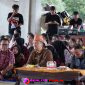 Kepala Disporapar Tubaba, Alma Rostow Guna, S.E., M.M., (mengenakan peci warna oranye) saat kegiatan Kolektif Seni Tubaba berlangsung di Sesat Agung, Kawasan Islamic Center Panaragan Jaya, Kecamatan Tulang Bawang Tengah, pada Sabtu (31/01/2026).(Photo: Rodi Sandra/realitalublik.id)