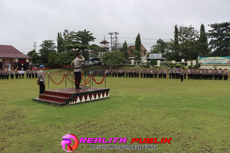 Kapolres Lampung Utara, AKBP Deddy Kurniawan, S.H., S.I.K., M.M., M.Si. saat pimpin Apel Siaga dalam rangka menjaga keamanan dan ketertiban masyarakat (kamtibmas) selama bulan suci Ramadan 1447 H, di halaman Mapolres Lampung Utara, Selasa (24/2/2026).