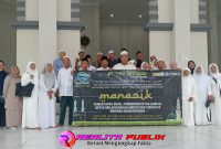 Para calon Jama'ah Umrah travel PT Tiga Saudara berlatih di miniatur Ka'bah (foto: Saichu realita publik)