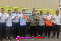 Anggota Komisi VIII DPR RI Aprozi Alam Menyerahkan langsung bantuan Sarana dan prasarana kepada Pemkab Lampura (Poto: Rodi Sandra/Realita publik)