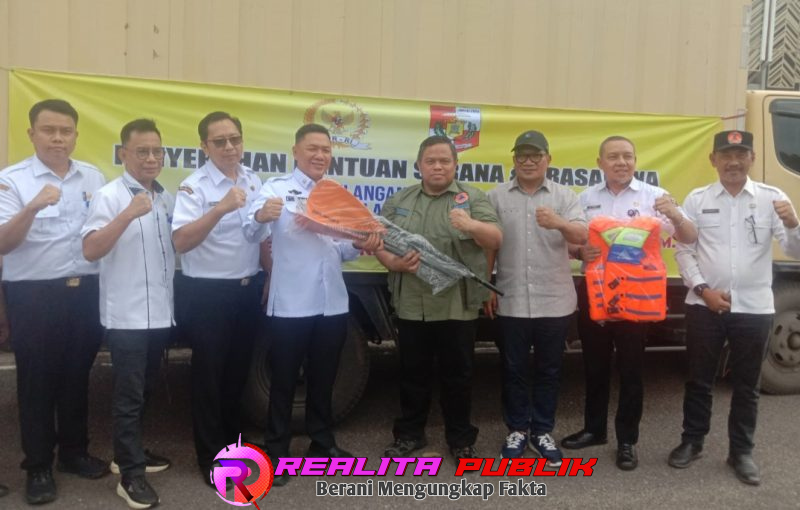 Anggota Komisi VIII DPR RI Aprozi Alam Menyerahkan langsung bantuan Sarana dan prasarana kepada Pemkab Lampura (Poto: Rodi Sandra/Realita publik)