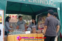 Kasan Soleh (tengah) bersama crew saat berjualan di stand depan Taman Makam Pahlawan (foto: Saichu Realita Publik)