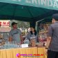 Kasan Soleh (tengah) bersama crew saat berjualan di stand depan Taman Makam Pahlawan (foto: Saichu Realita Publik)