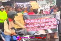 Tiga Pekan Terendam Banjir Setinggi Dada, Ratusan Warga Tirto Geruduk Jalur Pantura Pekalongan. (Photo: Feri Eka S/realitapublik.id) 