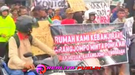 Tiga Pekan Terendam Banjir Setinggi Dada, Ratusan Warga Tirto Geruduk Jalur Pantura Pekalongan. (Photo: Feri Eka S/realitapublik.id) 
