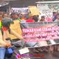 Tiga Pekan Terendam Banjir Setinggi Dada, Ratusan Warga Tirto Geruduk Jalur Pantura Pekalongan. (Photo: Feri Eka S/realitapublik.id) 
