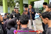 Para mahasiswa aksi damai ditemui Rektor di depan halaman UNU (dok: Realita Publik)