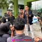 Para mahasiswa aksi damai ditemui Rektor di depan halaman UNU (dok: Realita Publik)