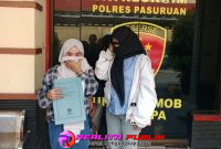 Ibu dan korban, melapor ke Polres Pasuruan (foto: Yudistira Realita Publik)