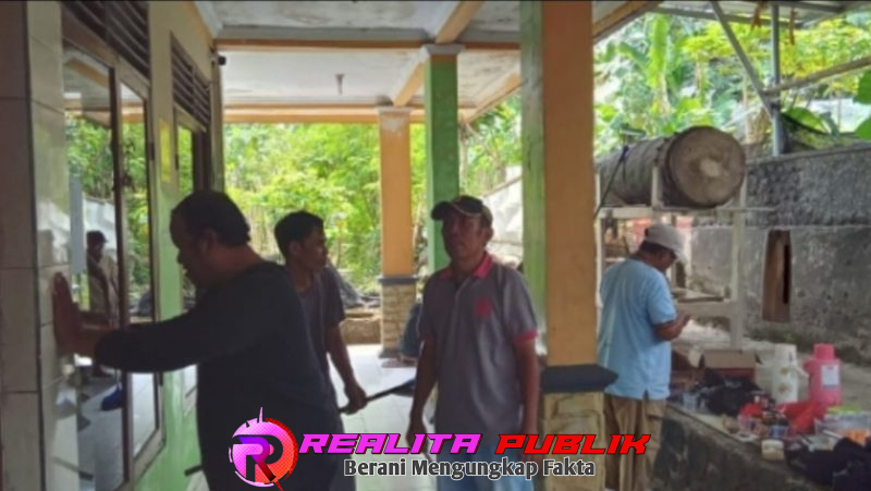 Ketua RW dan warga membersihkan Masjid jelang ramadhan (foto: Lucyana Realita Publik)