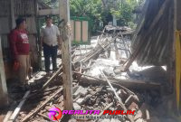 Anggota Pusdalops BPBD Situbondo saat turun ke lokasi dapur rumah warga yang ambruk di Dusun Krajan RT 001 RW 002 Desa Kayuputih, Kecamatan Panji, Kabupaten Situbondo, Jatim. (Photo: realitapublik)