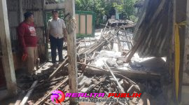 Anggota Pusdalops BPBD Situbondo saat turun ke lokasi dapur rumah warga yang ambruk di Dusun Krajan RT 001 RW 002 Desa Kayuputih, Kecamatan Panji, Kabupaten Situbondo, Jatim. (Photo: realitapublik)