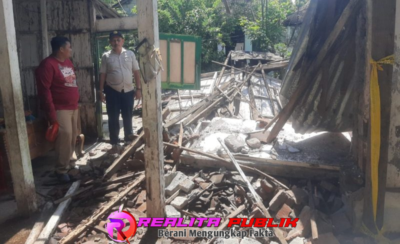 Anggota Pusdalops BPBD Situbondo saat turun ke lokasi dapur rumah warga yang ambruk di Dusun Krajan RT 001 RW 002 Desa Kayuputih, Kecamatan Panji, Kabupaten Situbondo, Jatim. (Photo: realitapublik)