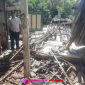 Anggota Pusdalops BPBD Situbondo saat turun ke lokasi dapur rumah warga yang ambruk di Dusun Krajan RT 001 RW 002 Desa Kayuputih, Kecamatan Panji, Kabupaten Situbondo, Jatim. (Photo: realitapublik)