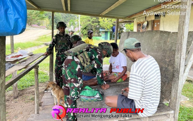 Satgas Pamtas RI–PNG Yonif 763/SBA Pos Kokas melaksanakan kegiatan pelayanan kesehatan gratis dengan metode door to door (rumah ke rumah) 