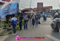 Komunitas XTC 09 Jatibarang saat menggelar kegiatan berbagi takjil kepada masyarakat, Minggu (1/3/2026) pukul 16.00 WIB.