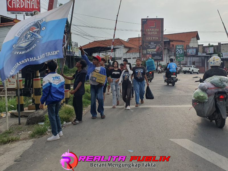 Komunitas XTC 09 Jatibarang saat menggelar kegiatan berbagi takjil kepada masyarakat, Minggu (1/3/2026) pukul 16.00 WIB.